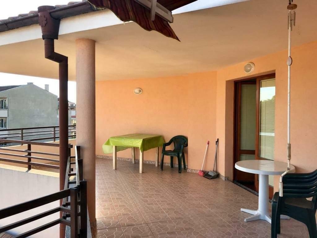 Студиа Мансарда Ненови Pomorie Exterior foto